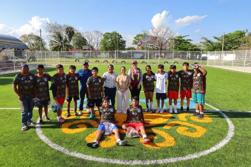 Impulso al deporte: Ayuntamiento entrega cancha de fútbol 7 en Ucum.