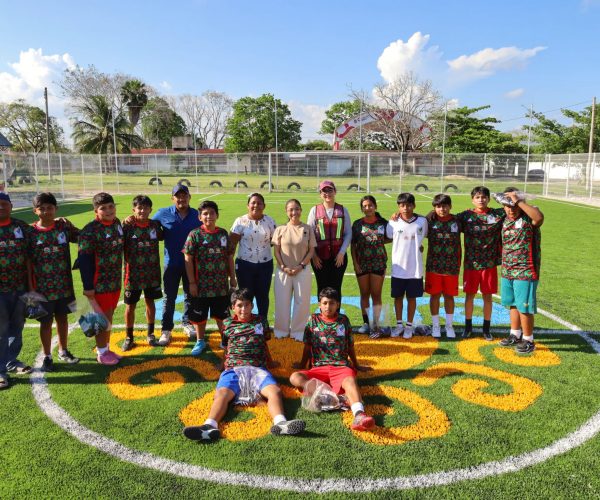 Impulso al deporte: Ayuntamiento entrega cancha de fútbol 7 en Ucum.