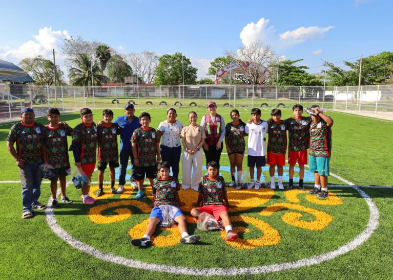 Impulso al deporte: Ayuntamiento entrega cancha de fútbol 7 en Ucum.