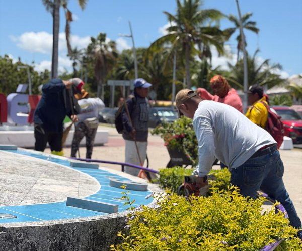 Brigada Bahía mantiene limpio y ordenado el Boulevard de Chetumal.