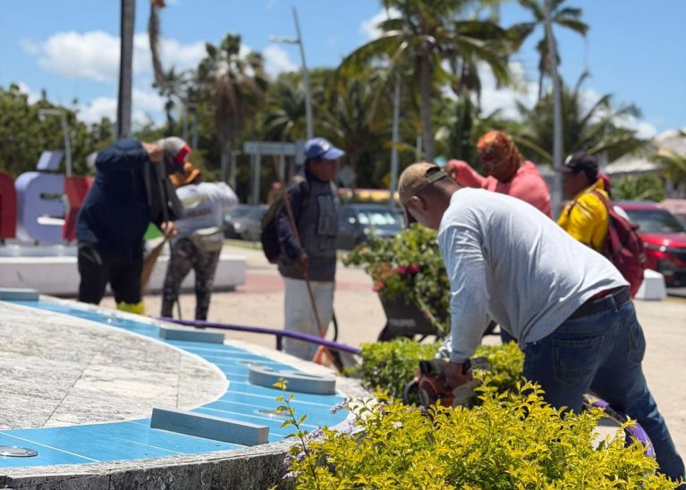 Brigada Bahía mantiene limpio y ordenado el Boulevard de Chetumal.