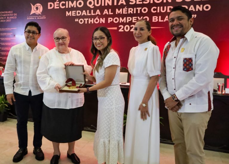 Entregan Medalla al Mérito Ciudadano a Alma Rosa Freyre Reinhart en emotiva Sesión Solemne.