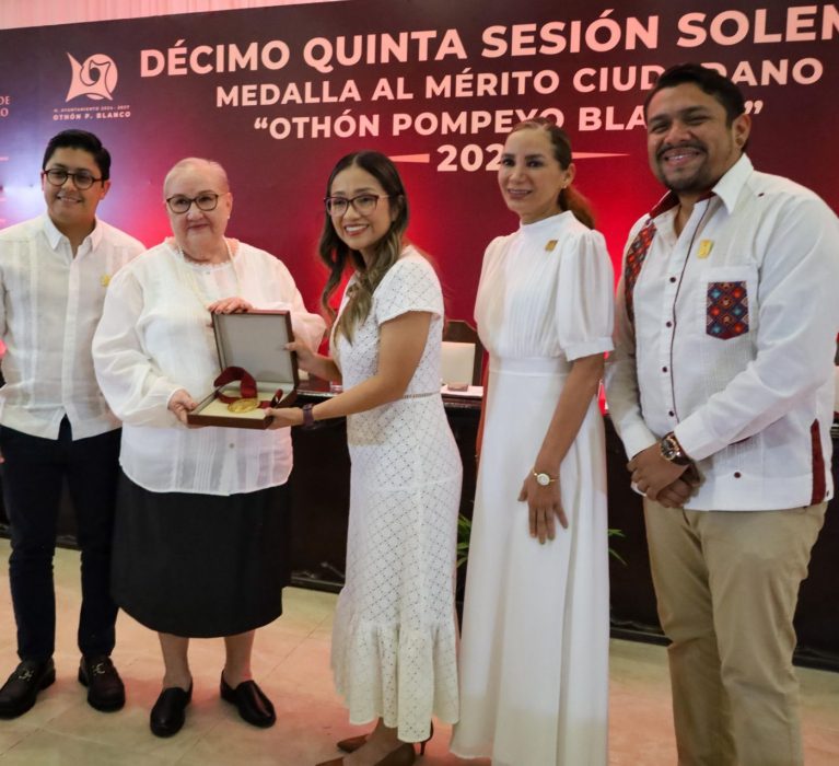 Entregan Medalla al Mérito Ciudadano a Alma Rosa Freyre Reinhart en emotiva Sesión Solemne.