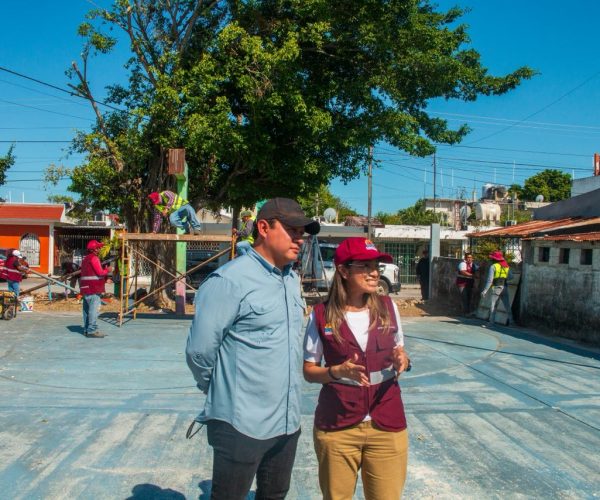 Supervisa Yensunni Martínez rehabilitación de cancha deportiva en la colonia Francisco J. Mújica.