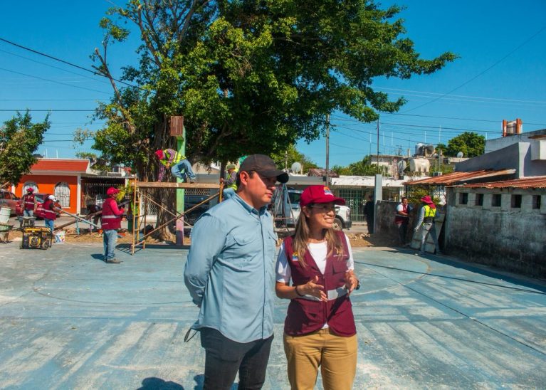 Supervisa Yensunni Martínez rehabilitación de cancha deportiva en la colonia Francisco J. Mújica.