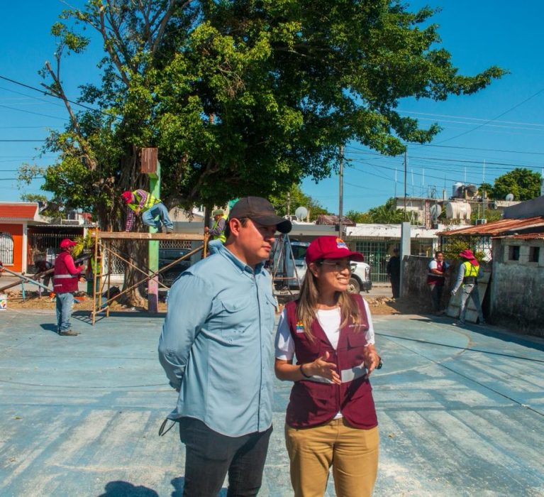 Supervisa Yensunni Martínez rehabilitación de cancha deportiva en la colonia Francisco J. Mújica.