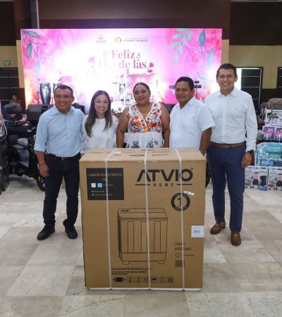 Reconoce Yensunni Martínez el esfuerzo de madres trabajadoras del Ayuntamiento de Othón P. Blanco.