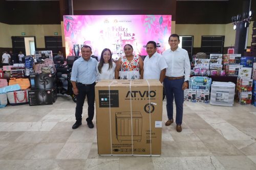 Reconoce Yensunni Martínez el esfuerzo de madres trabajadoras del Ayuntamiento de Othón P. Blanco.