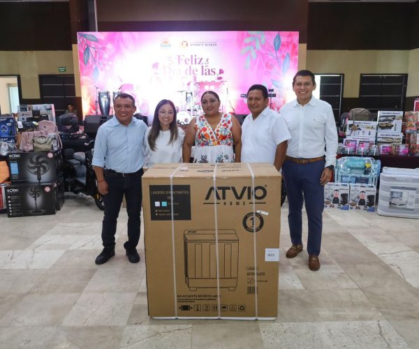 Reconoce Yensunni Martínez el esfuerzo de madres trabajadoras del Ayuntamiento de Othón P. Blanco.