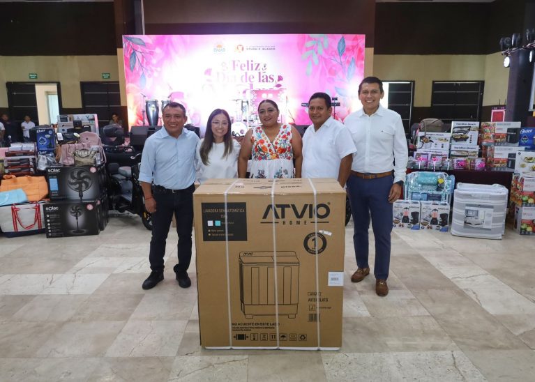 Reconoce Yensunni Martínez el esfuerzo de madres trabajadoras del Ayuntamiento de Othón P. Blanco.