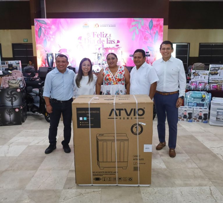 Reconoce Yensunni Martínez el esfuerzo de madres trabajadoras del Ayuntamiento de Othón P. Blanco.
