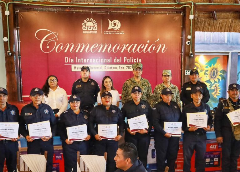 Othón P. Blanco honra a su policía con bono, equipo y reconocimiento a su labor diaria.
