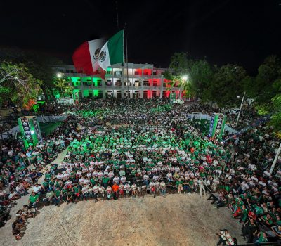 Más de 4 mil capitalinos celebran triunfo de México en el Fut Fest de Chetumal.