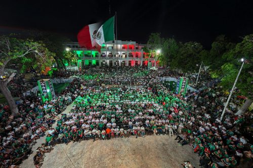 Más de 4 mil capitalinos celebran triunfo de México en el Fut Fest de Chetumal.