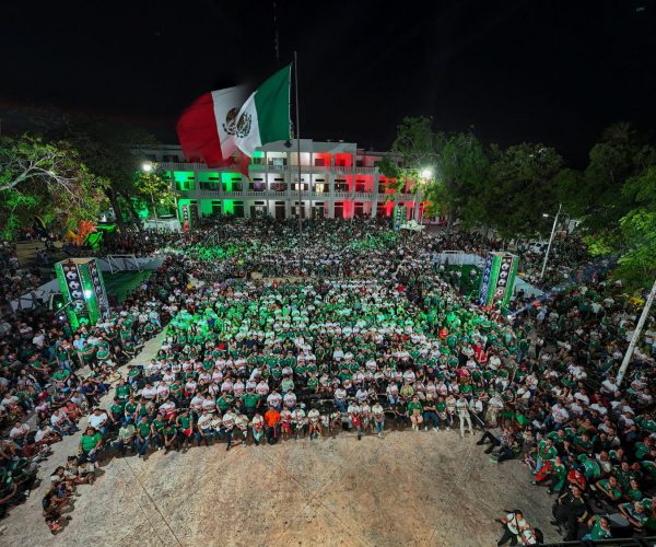 Más de 4 mil capitalinos celebran triunfo de México en el Fut Fest de Chetumal.