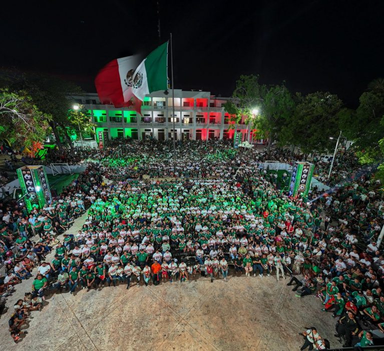 Más de 4 mil capitalinos celebran triunfo de México en el Fut Fest de Chetumal.