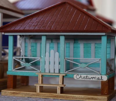 Artesano chetumaleño preserva la memoria arquitectónica de la capital a través de réplicas de casitas anglocaribeñas.