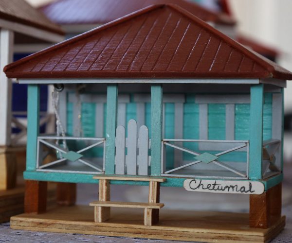 Artesano chetumaleño preserva la memoria arquitectónica de la capital a través de réplicas de casitas anglocaribeñas.