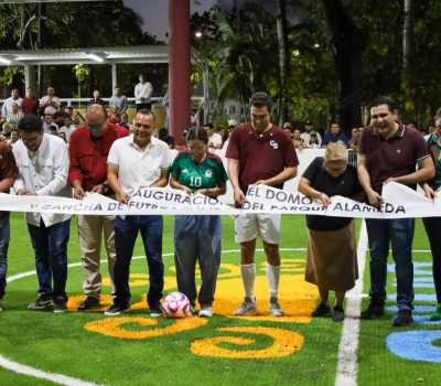 Yensunni Martínez inaugura nueva cancha techada de fútbol rápido en la Alameda de Chetumal.