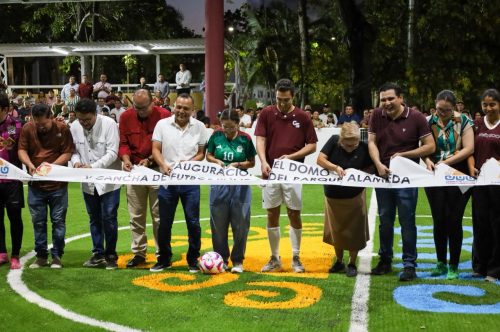 Yensunni Martínez inaugura nueva cancha techada de fútbol rápido en la Alameda de Chetumal.