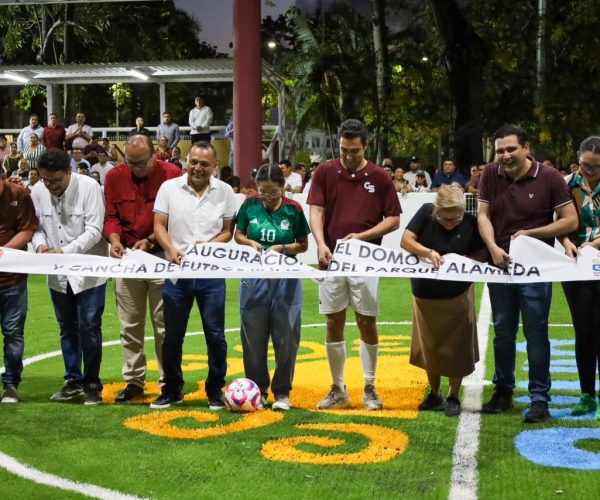 Yensunni Martínez inaugura nueva cancha techada de fútbol rápido en la Alameda de Chetumal.
