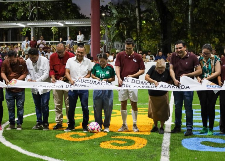 Yensunni Martínez inaugura nueva cancha techada de fútbol rápido en la Alameda de Chetumal.