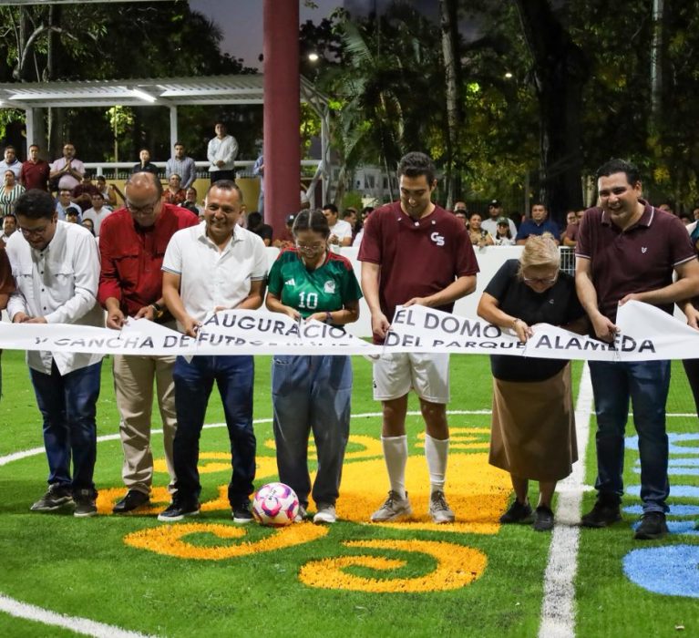 Yensunni Martínez inaugura nueva cancha techada de fútbol rápido en la Alameda de Chetumal.