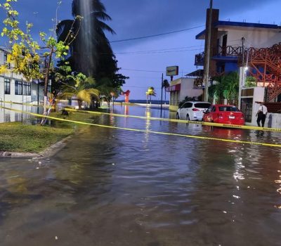 Policía Municipal implementa cierres preventivos y brinda apoyo a familias durante lluvias en Chetumal.