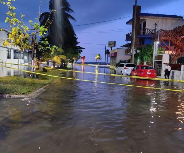 Policía Municipal implementa cierres preventivos y brinda apoyo a familias durante lluvias en Chetumal.