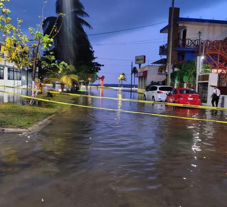 Policía Municipal implementa cierres preventivos y brinda apoyo a familias durante lluvias en Chetumal.