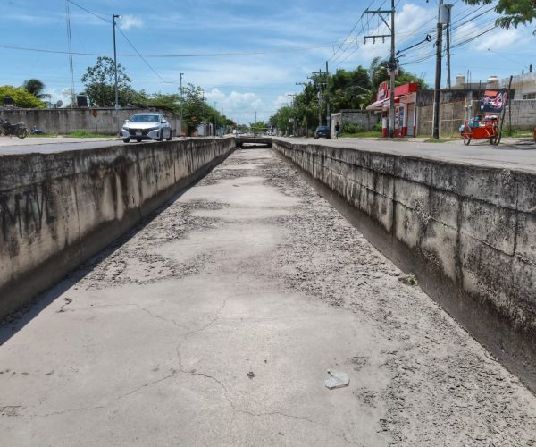 Concluye limpieza de canales de descarga a cielo abierto de Chetumal.