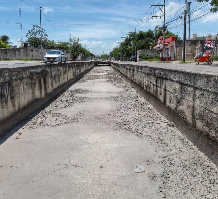Concluye limpieza de canales de descarga a cielo abierto de Chetumal.
