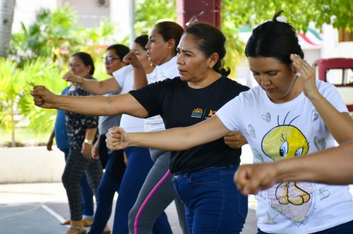 Estar preparados puede marcar la diferencia: trabajadoras municipales participan en curso de defensa personal.