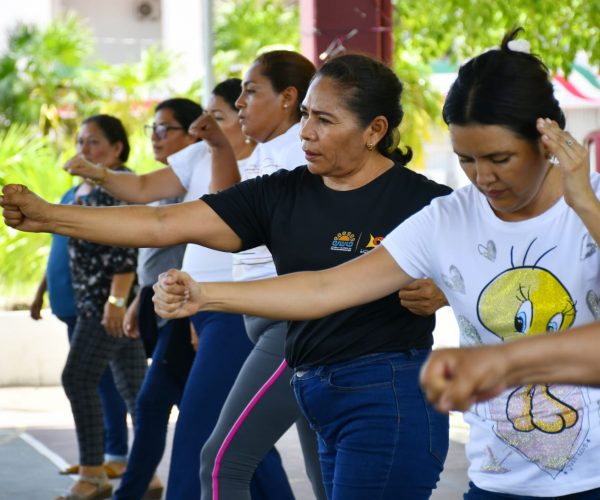Estar preparados puede marcar la diferencia: trabajadoras municipales participan en curso de defensa personal.