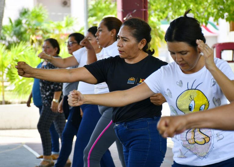 Estar preparados puede marcar la diferencia: trabajadoras municipales participan en curso de defensa personal.