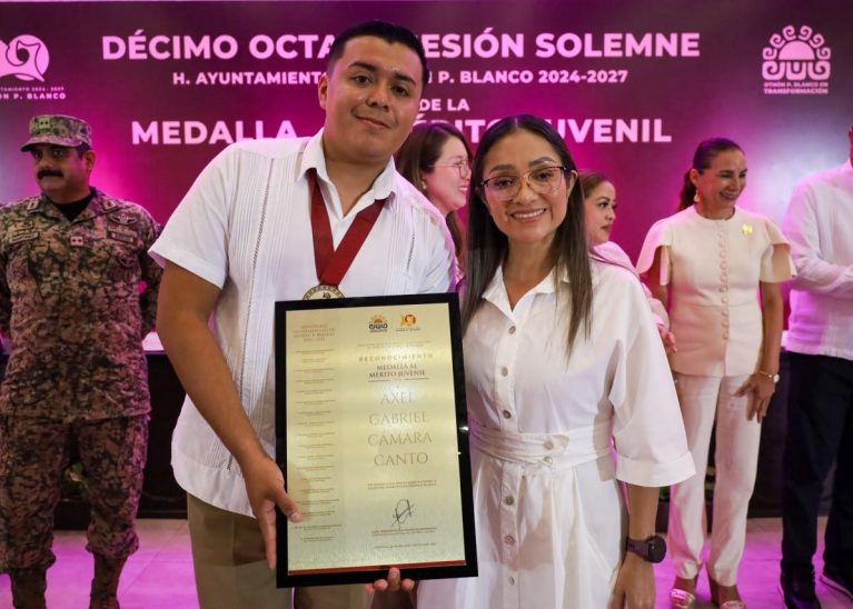 Reconoce Ayuntamiento de Othón P. Blanco a Axel Gabriel Cámara Canto con la Medalla al “Mérito Juvenil” 2026.
