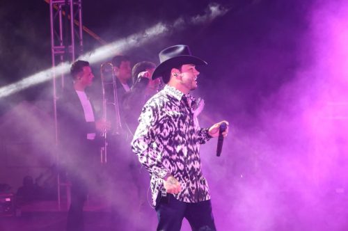 Lenin Ramírez reúne a miles de personas en el cierre musical del primer día de la Expofer 2026.