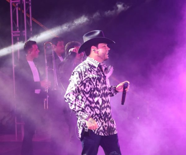 Lenin Ramírez reúne a miles de personas en el cierre musical del primer día de la Expofer 2026.