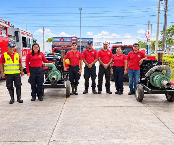 Bomberos de Othón P. Blanco brindan apoyo ante afectaciones por lluvias en Bacalar.